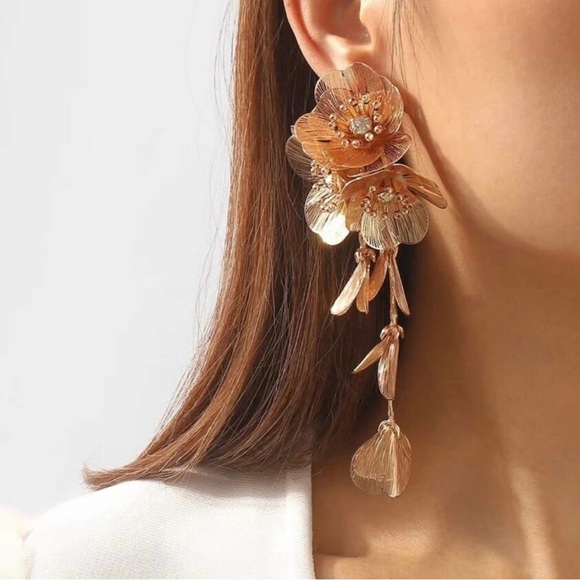 RESTOCKED!! ✨ Zara Kate Middleton cascading floral earrings - Picture 4 of 8